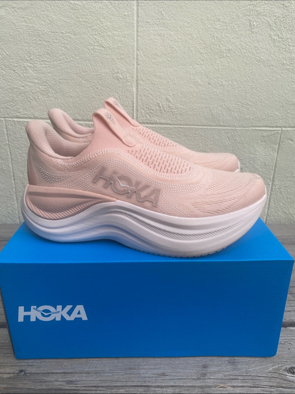 Hoka NIB Women’s Skyward Laceless Size 8B in Rose Latte/Rose Cream retail $250